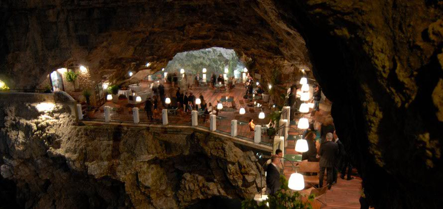 Vue extérieure du restaurant dans la grotte à Polignano a Mare en Italie