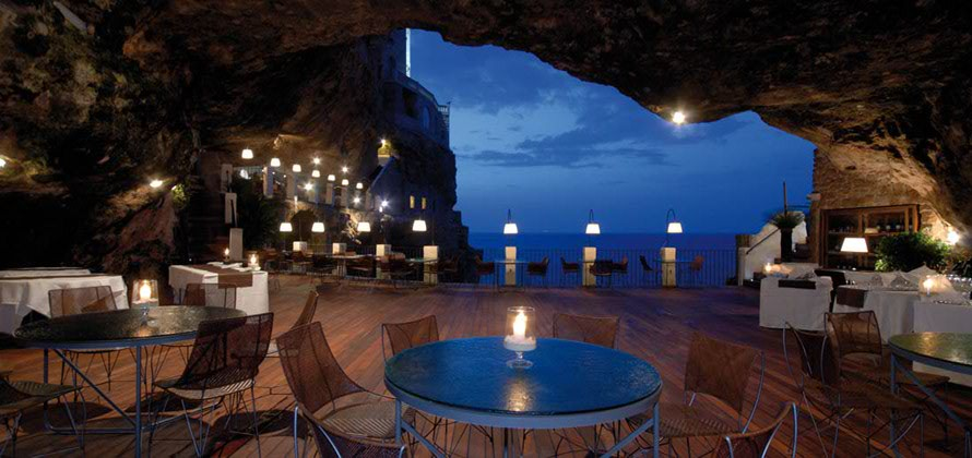 Vue intérieure du restaurant dans la grotte à Polignano a Mare en Italie