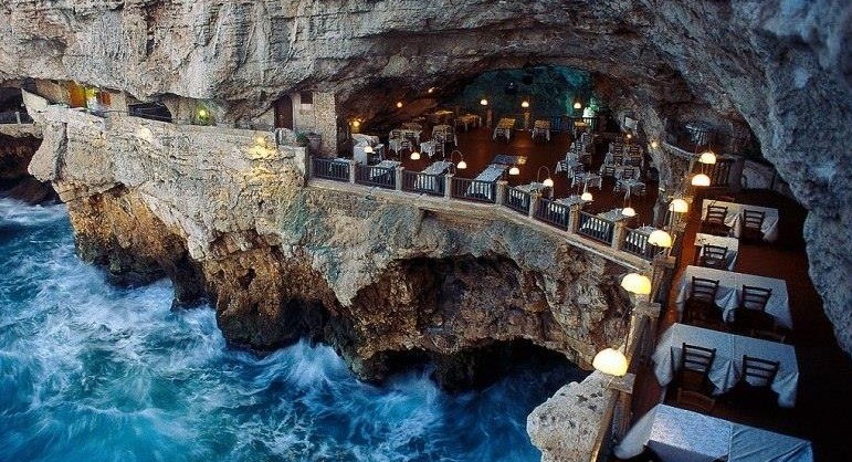 Le restaurant de la grotte du Palais à Polignano a Mare en Italie