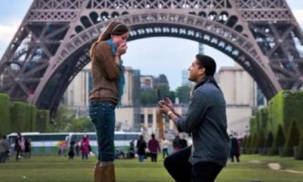 Magnifique demande en mariage au pied de la Tour Eiffel