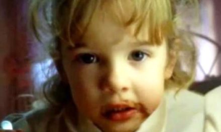 Adorable fillette dans une publicité pour la mousse au chocolat Nestlé