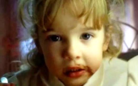 Adorable fillette dans une publicité pour la mousse au chocolat Nestlé