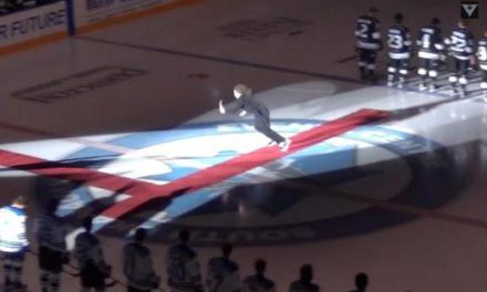 Insolite! Chute du chanteur de l’hymne canadien