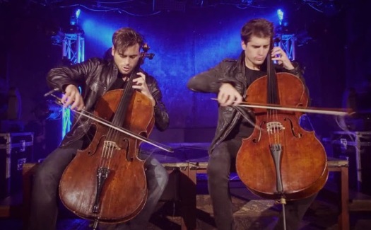 Ce duo de déglingués du violoncelle se faisaient siffler au début du concert…