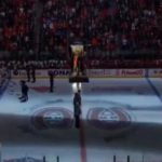 La marseillaise dans un stade de hockey sur glace à Montréal