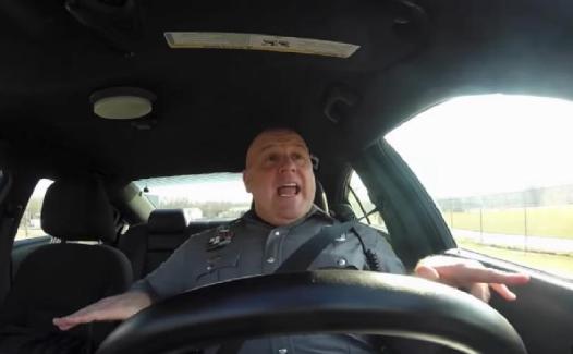 Le policier Jeff Davis se dandine sur le titre “Shake it off”